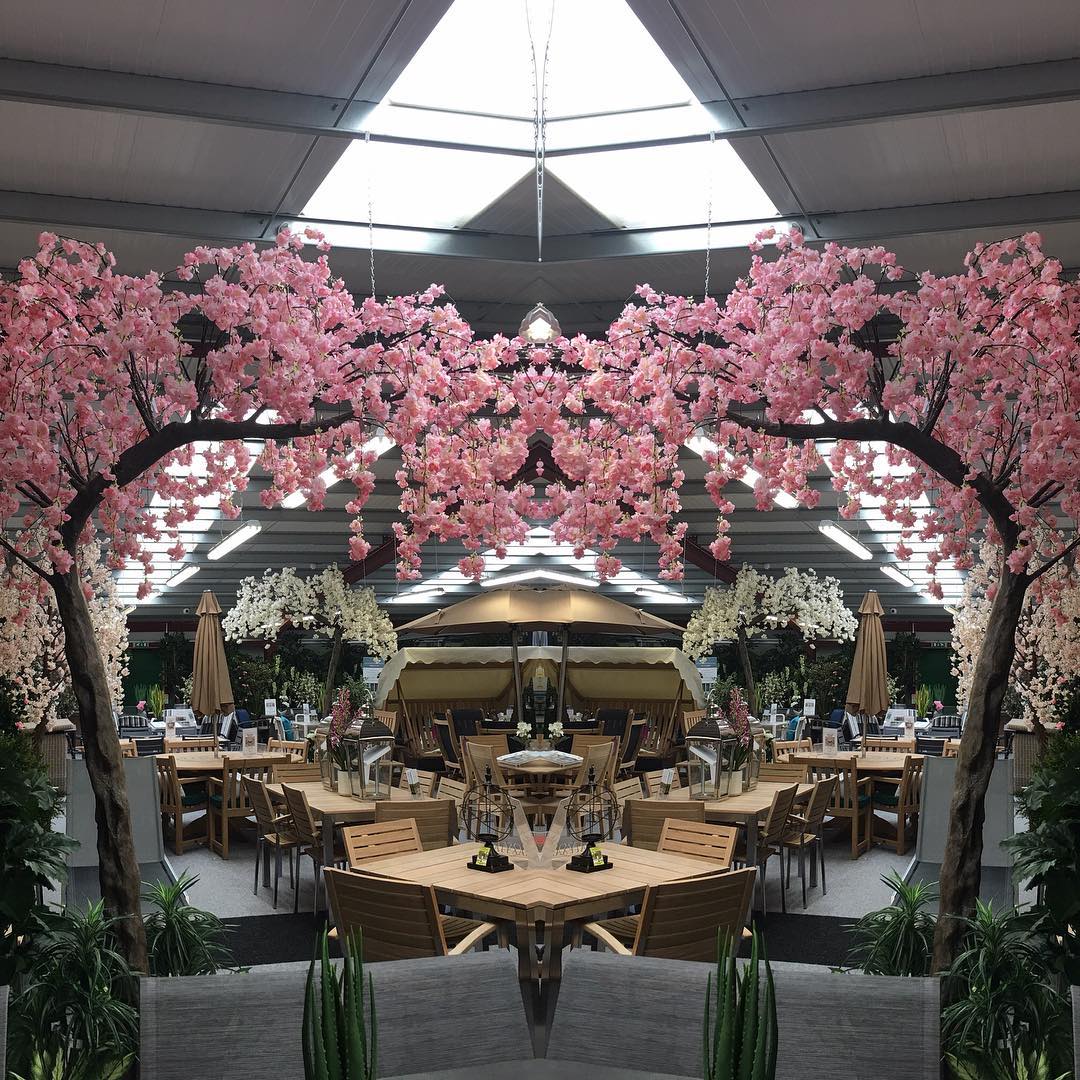 门店内装饰这样的仿真树，确是不错的选择